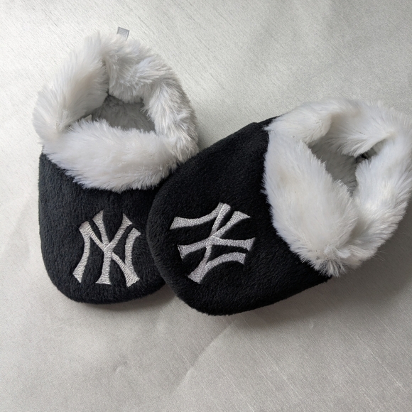 New York Yankees Baby Slippers - Picture 3 of 7